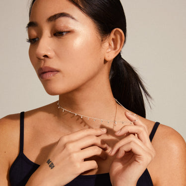 Collar cadena fina, dijes mini de brillantes, baño de plata esterlina — MAJA