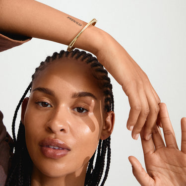 Pulsera cerrada, diseño único con cristales, baño de oro 18k — KIRA