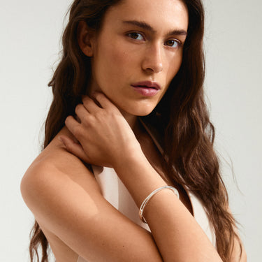 Pulsera cerrada, diseño único con cristales, baño de plata esterlina — KIRA