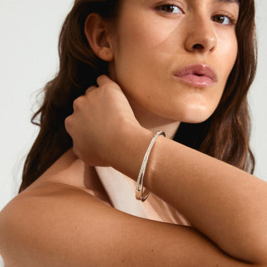 Pulsera cerrada, diseño único con cristales, baño de plata esterlina — KIRA