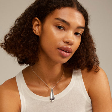 Collar cadena fina, colgante en forma de lagrima, baño de plata esterlina — ALMA