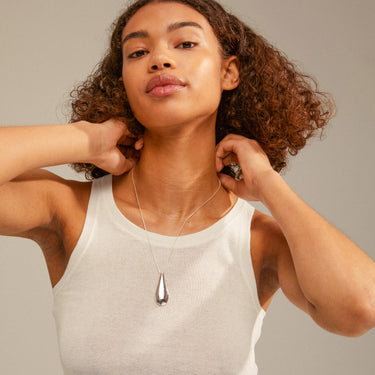 Collar cadena fina, colgante en forma de lagrima, baño de plata esterlina — ALMA