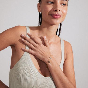 Pulsera cadena fina, con colgantes de simbolos, baño de oro 18k — PRUCENCE