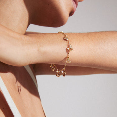Pulsera cadena fina, con colgantes de simbolos, baño de oro 18k — PRUCENCE