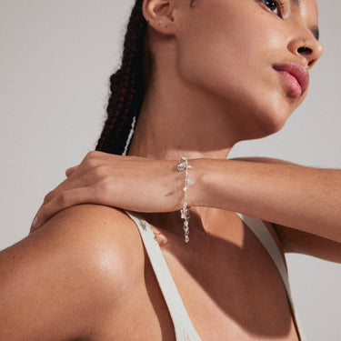 Pulsera cadena fina, con colgantes de simbolos, baño de plata esterlina — PRUCENCE