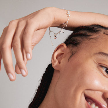 Pulsera cadena fina, con colgantes de simbolos, baño de plata esterlina — PRUCENCE