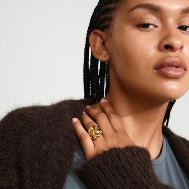 Anillo grande, medallón garabateado envolvente, baño de oro 18k — LUCA