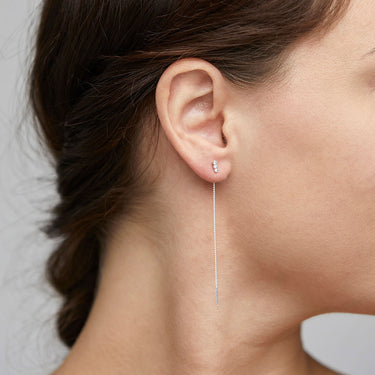 Aretes largos 3 brillantes de botón y cadena fina, baño de plata esterlina — TITIANA