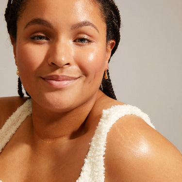 Aretes colgantes, forma de pepita, baño de oro 18k — CHANTAL