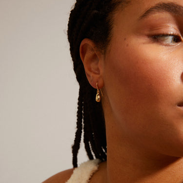 Aretes colgantes, forma de pepita, baño de oro 18k — CHANTAL