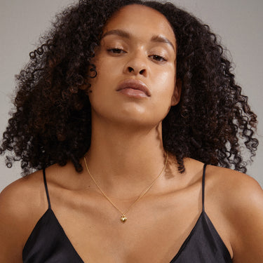 Collar cadena fina, colgante mini corazón sólido, baño de oro 18k — AFRODITTE