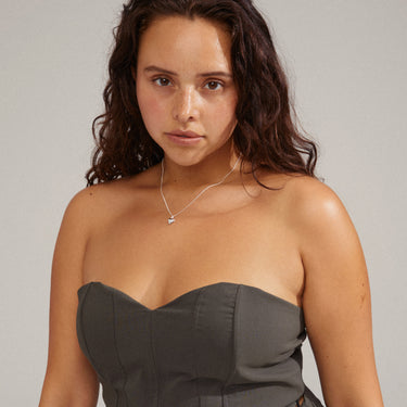 Collar cadena fina, colgante mini corazón sólido, baño de plata esterlina — AFRODITTE