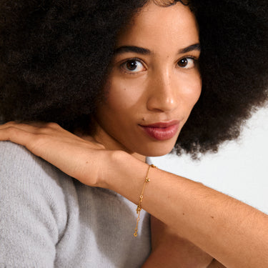 Pulsera cadena fina, con colgantes de corazón, baño de oro 18k — ALAIA