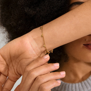 Pulsera cadena fina, con colgantes de corazón, baño de oro 18k — ALAIA