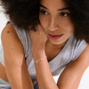 Pulsera cadena fina, con colgantes de corazón, baño de plata esterlina — ALAIA