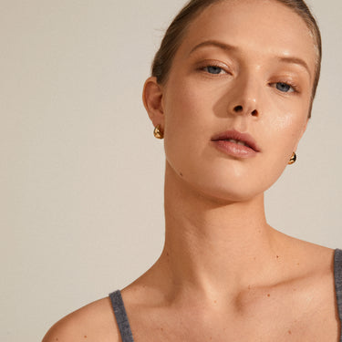 Aretes de botón, forma de medio aro, baño de oro 18k — ALEXANE