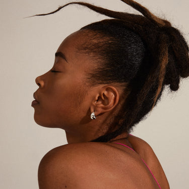 Aretes de botón, forma de medio aro, baño de plata esterlina — ALEXANE