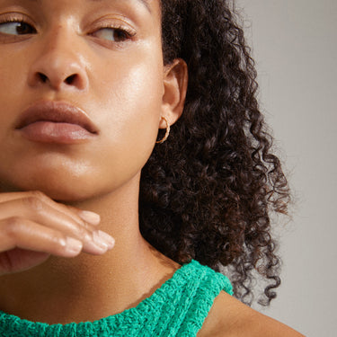 Aretes de aro diseño torcido con brillantes, baño de oro 18k — EZO