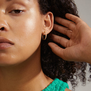 Aretes de aro diseño torcido con brillantes, baño de oro 18k — EZO