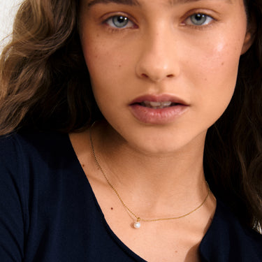 Collar cadena fina, colgante de perla, baño de oro 18k — HADLEY