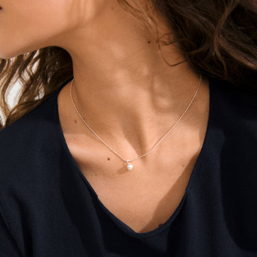 Collar cadena fina, colgante de perla, baño de plata esterlina — HADLEY