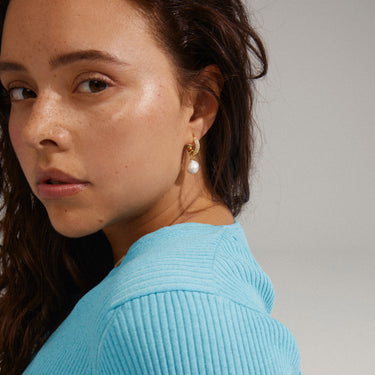 Aretes colgantes de aro con brillantes y perla grande baño de oro 18k — EDELE