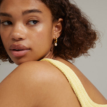 Aretes de aro gruesos con dije de cuarzo rosa, baño de oro 18k — EVAH