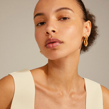 Aretes de aro, diseño orgánico, baño de oro 18k — LOULIA