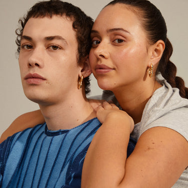 Aretes de aro, diseño orgánico, baño de oro 18k — LOULIA